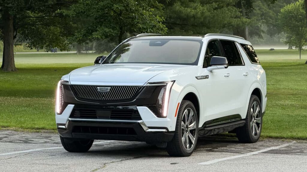 Cadillac elektrisk SUV parkeret i en park