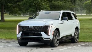 Cadillac elektrisk SUV parkeret i en park
