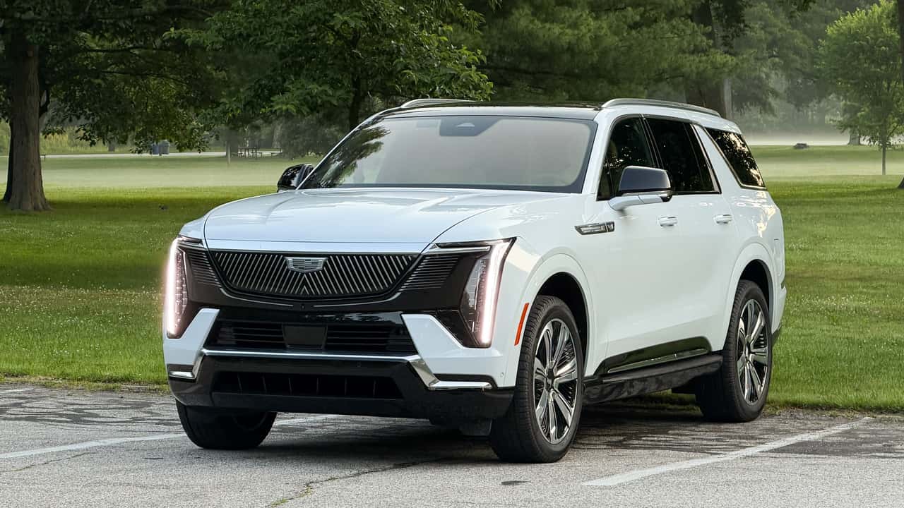 Cadillac elektrisk SUV parkeret i en park