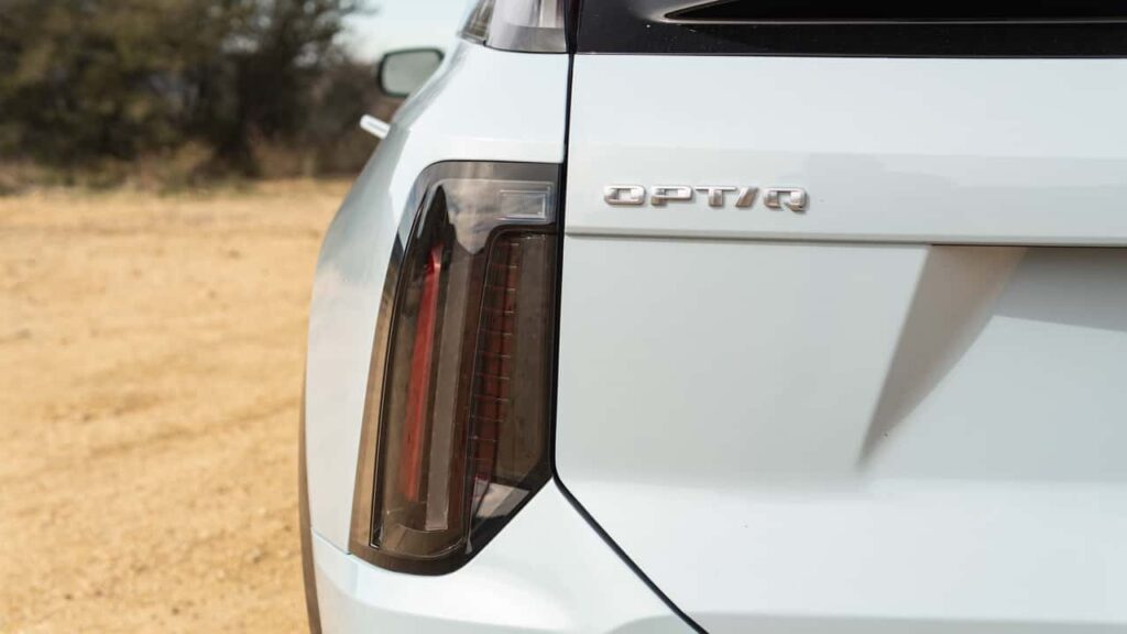 Baglygten og OPTIQ-badge på en hvid elektrisk SUV