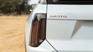 Baglygten og OPTIQ-badge på en hvid elektrisk SUV