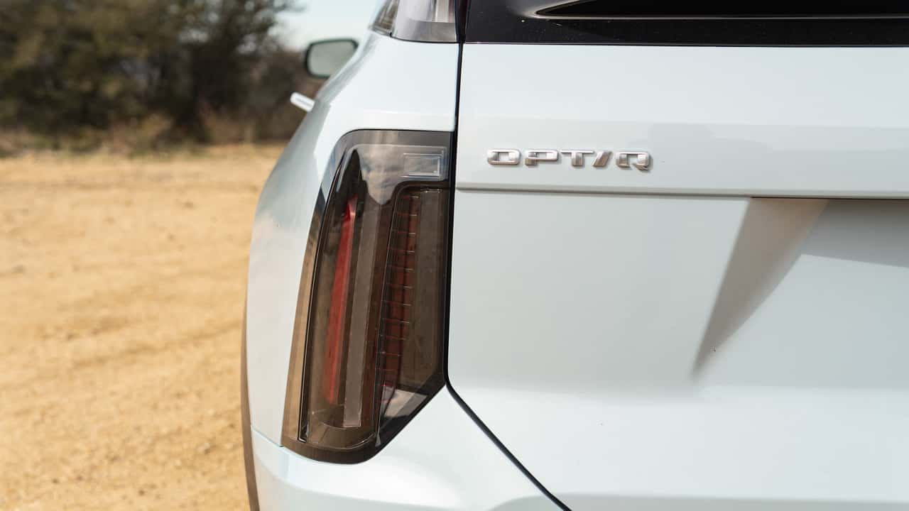 Baglygten og OPTIQ-badge på en hvid elektrisk SUV