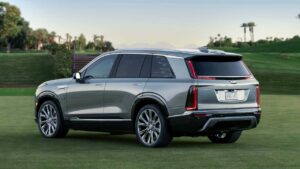 Cadillac SUV parkeret på græsplæne
