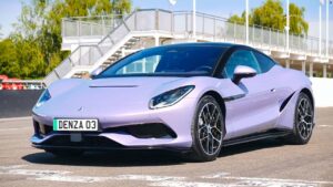 Denza 03 elektrisk bil parkeret på racerbane