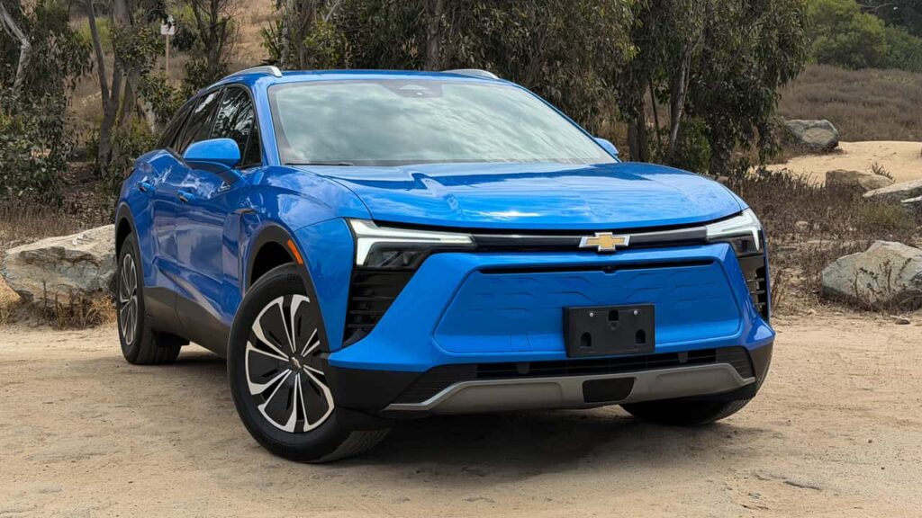 Chevrolet elektrisk SUV parkeret i naturen