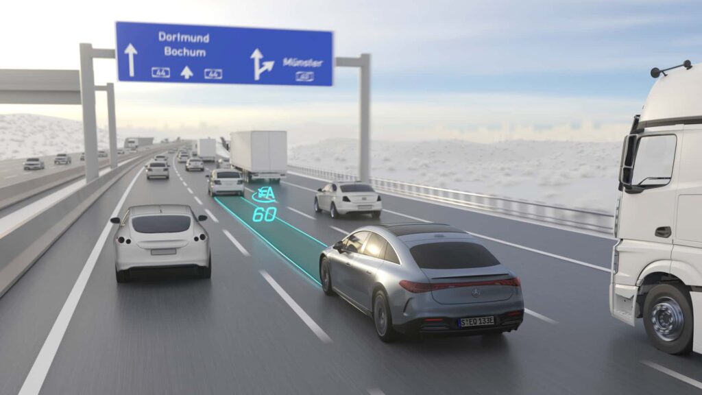 Mercedes EQ kører på motorvej med adaptiv fartkontrol
