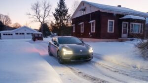 Polestar elbil parkeret i en sneklædt indkørsel