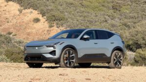 Volvo elektrisk SUV parkeret i naturen