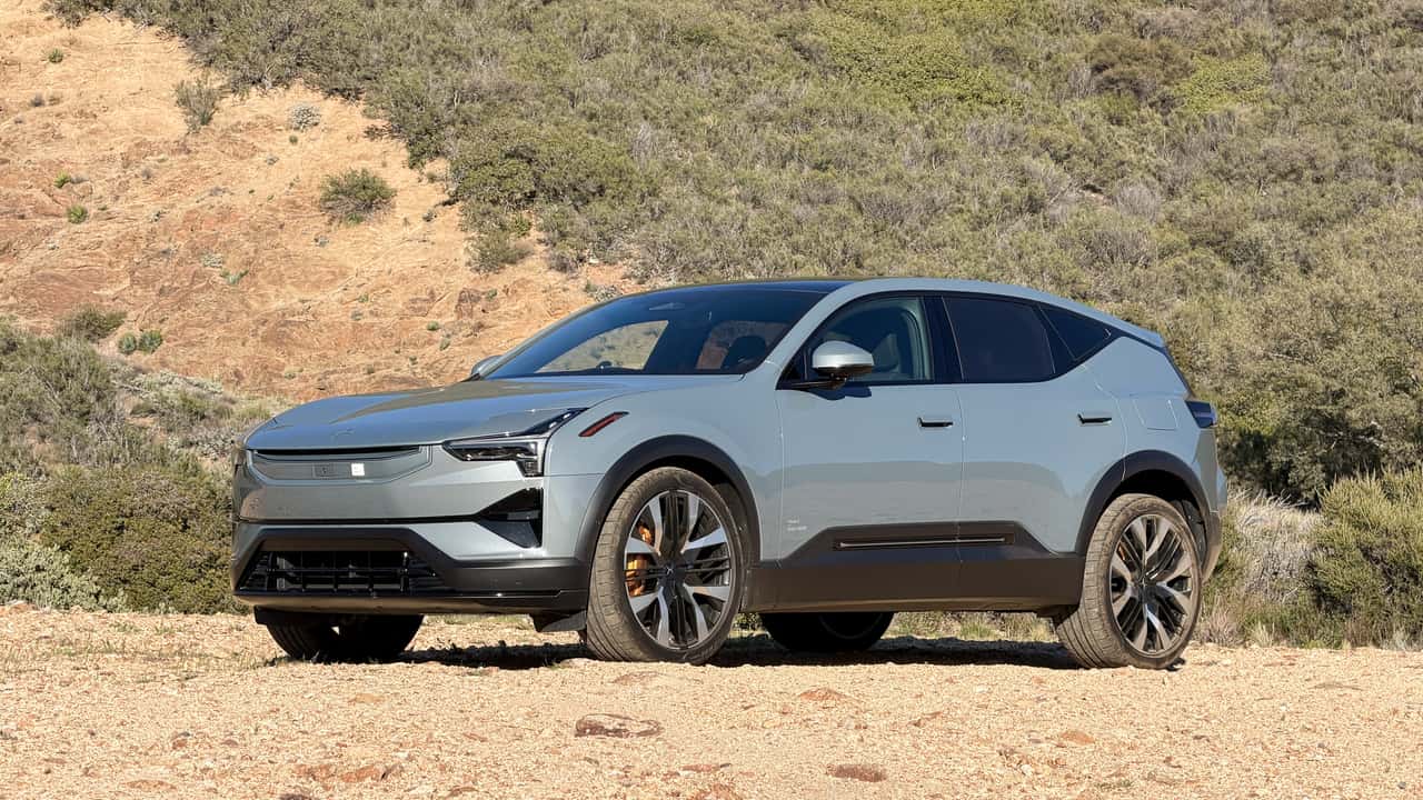 Volvo elektrisk SUV parkeret i naturen