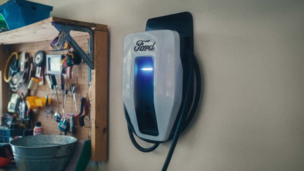 Ford EV-oplader monteret på en væg