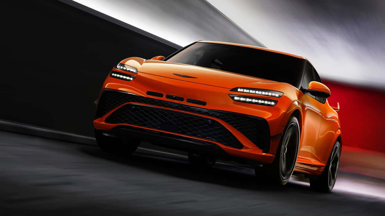 Genesis GV60 i orange kører gennem tunnel