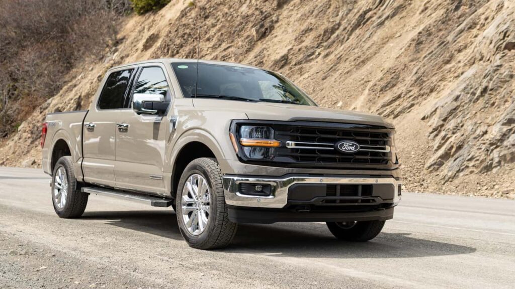 Ford pickup parkeret ved bjergvej