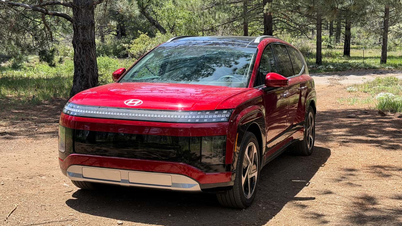 Rød Hyundai SUV parkeret i skovområde