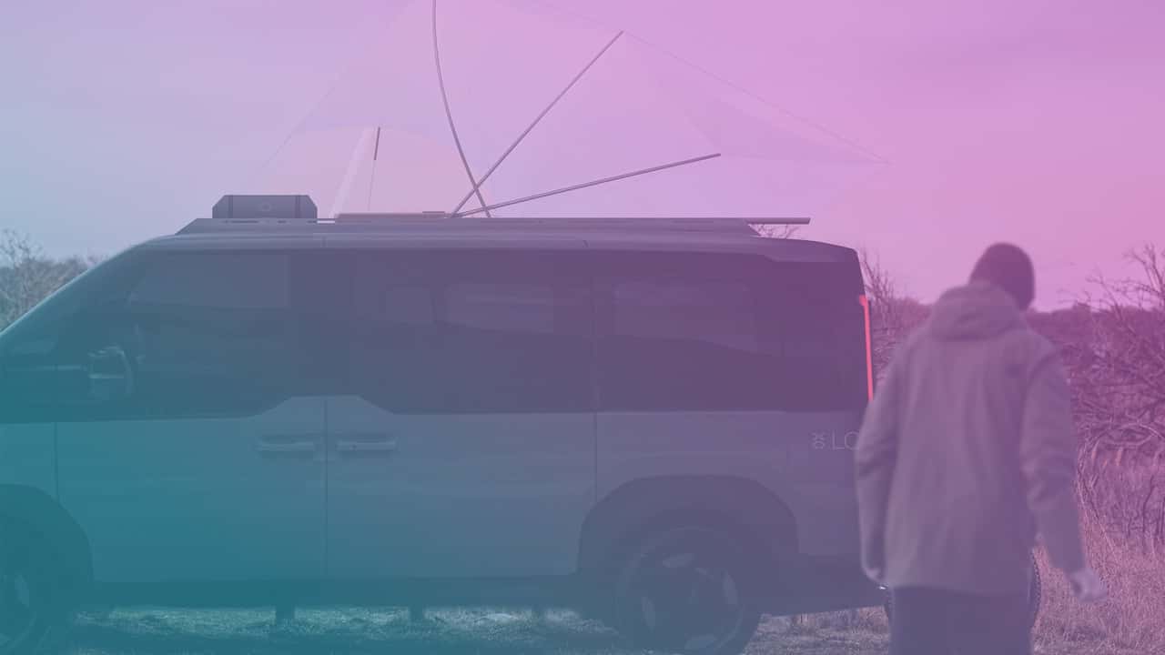 Elektrisk varebil i naturen med solpaneler