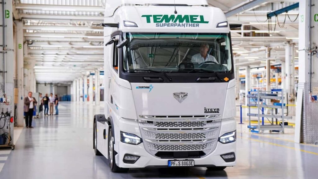 Steyr elektrisk lastbil i produktionshal