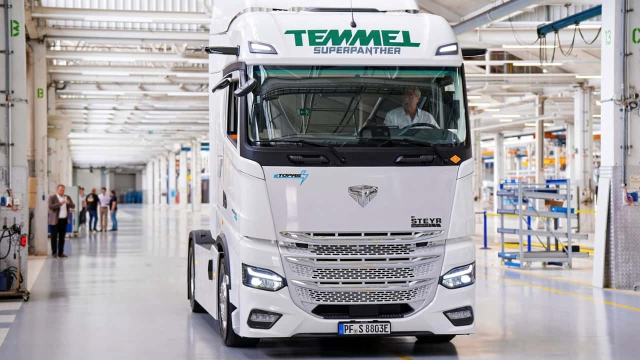 Steyr elektrisk lastbil i produktionshal