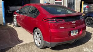 Rød Chevrolet Volt ved opladning