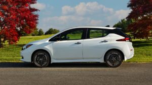 Nissan Leaf parket ved en vej med efterårsløv
