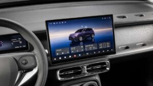 Elektrisk SUV vist på digital skærm i bilens cockpit
