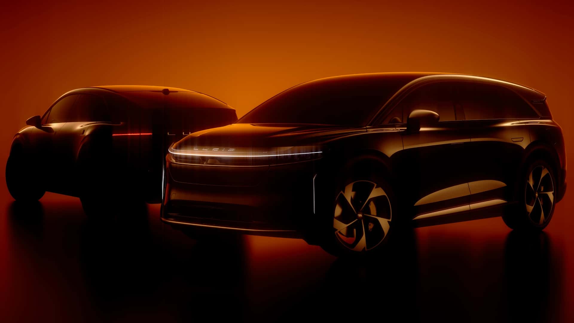 Lucid elektrisk SUV i dramatisk lys