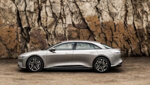 Lucid Air sedan parkeret foran klippevæg