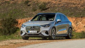 Mercedes EQB parkeret på grusvej