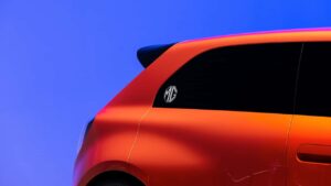Orange MG elbil set fra siden i studie