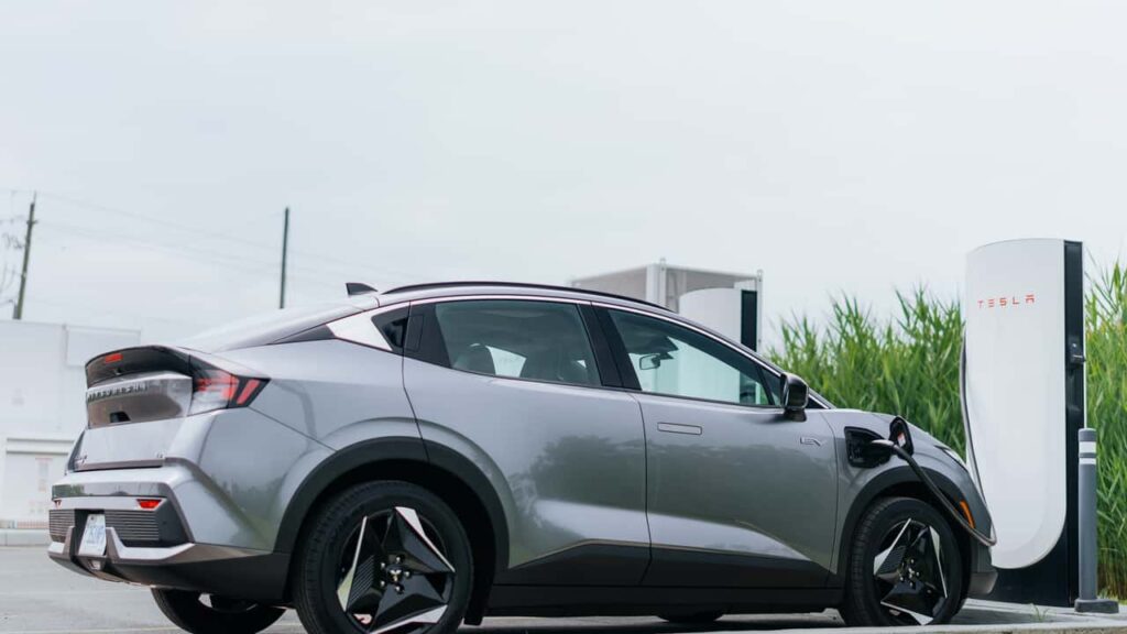 Toyota elektrisk SUV til opladning ved Tesla ladestation