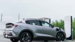 Toyota elektrisk SUV til opladning ved Tesla ladestation
