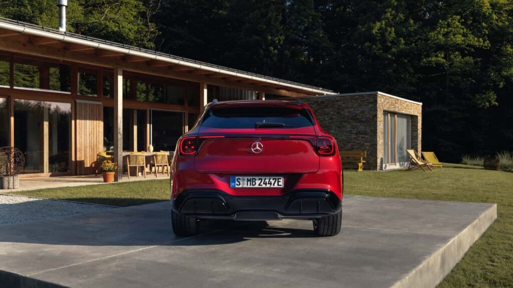 Mercedes elbil parkeret foran moderne hus