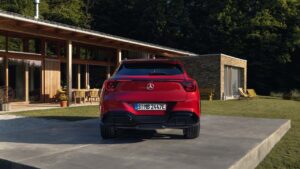 Mercedes elbil parkeret foran moderne hus