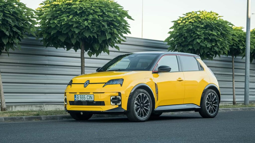 Renault elbil parkeret på vej ved træer