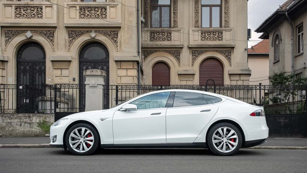 Tesla Model S parkeret foran historisk bygning