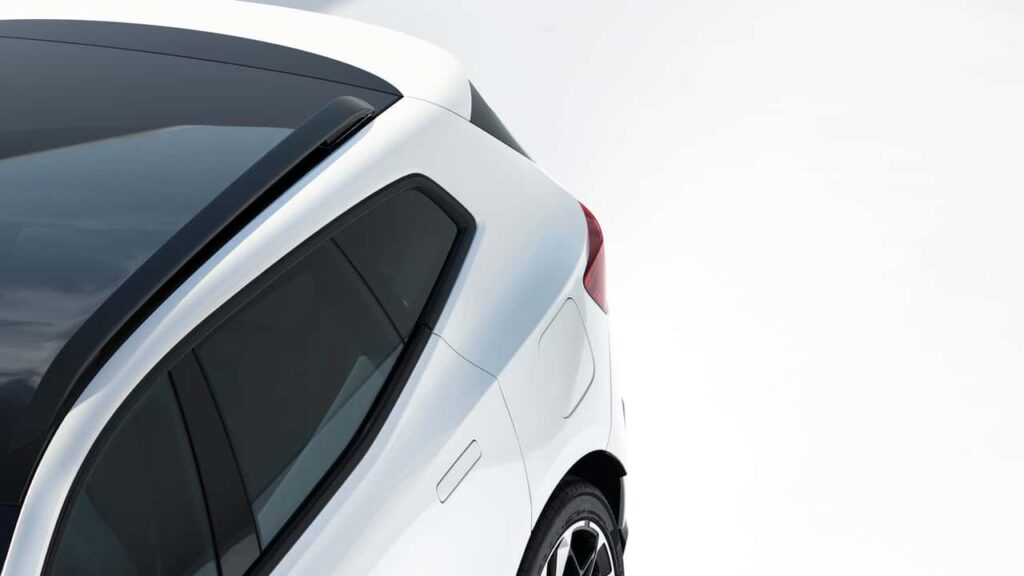 Compact elektrisk SUV set fra bagenden