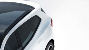 Compact elektrisk SUV set fra bagenden