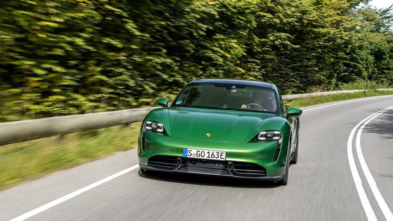 Grøn Porsche Taycan på landevej