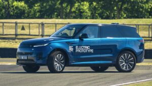 Land Rover elektrisk prototype SUV på en bane