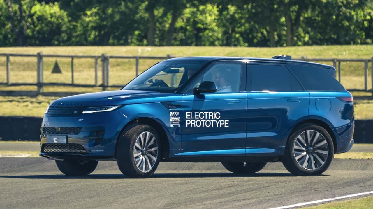 Land Rover elektrisk prototype SUV på en bane