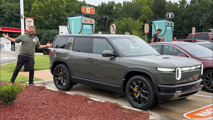 Rivian SUV under opladning med mand ved siden af