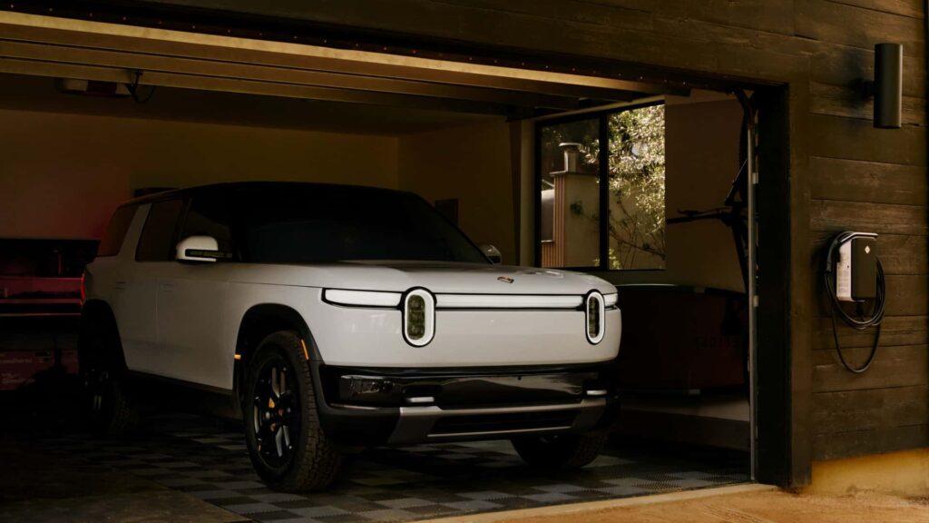 Rivian elektrisk SUV parkeret i garage