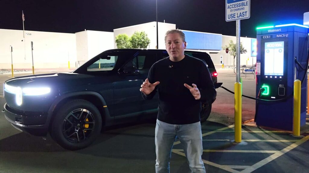 Rivian R1S oplader ved Walmart station om natten