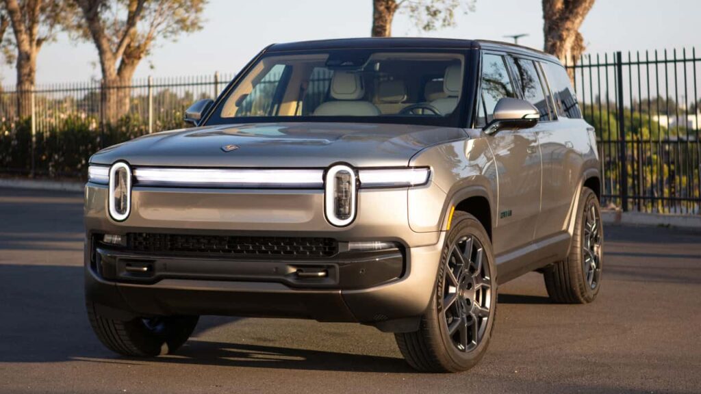 Rivian R1S SUV parkeret udendørs