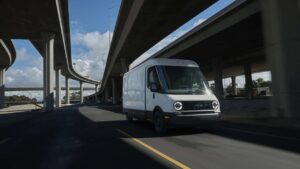 Rivian elektrisk varebil under motorvejsbro