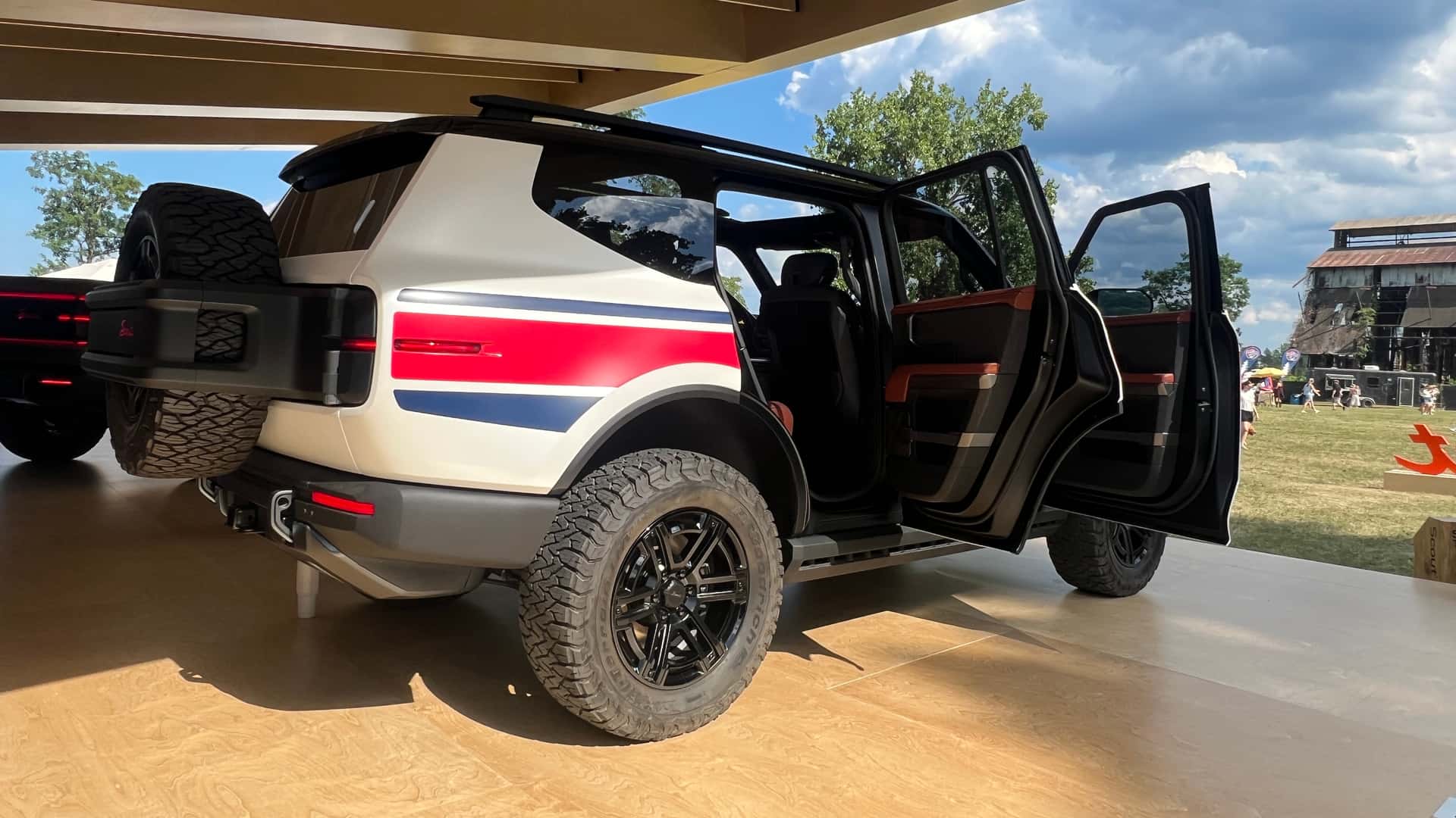Elektrisk SUV med åbne døre i udstillingshal