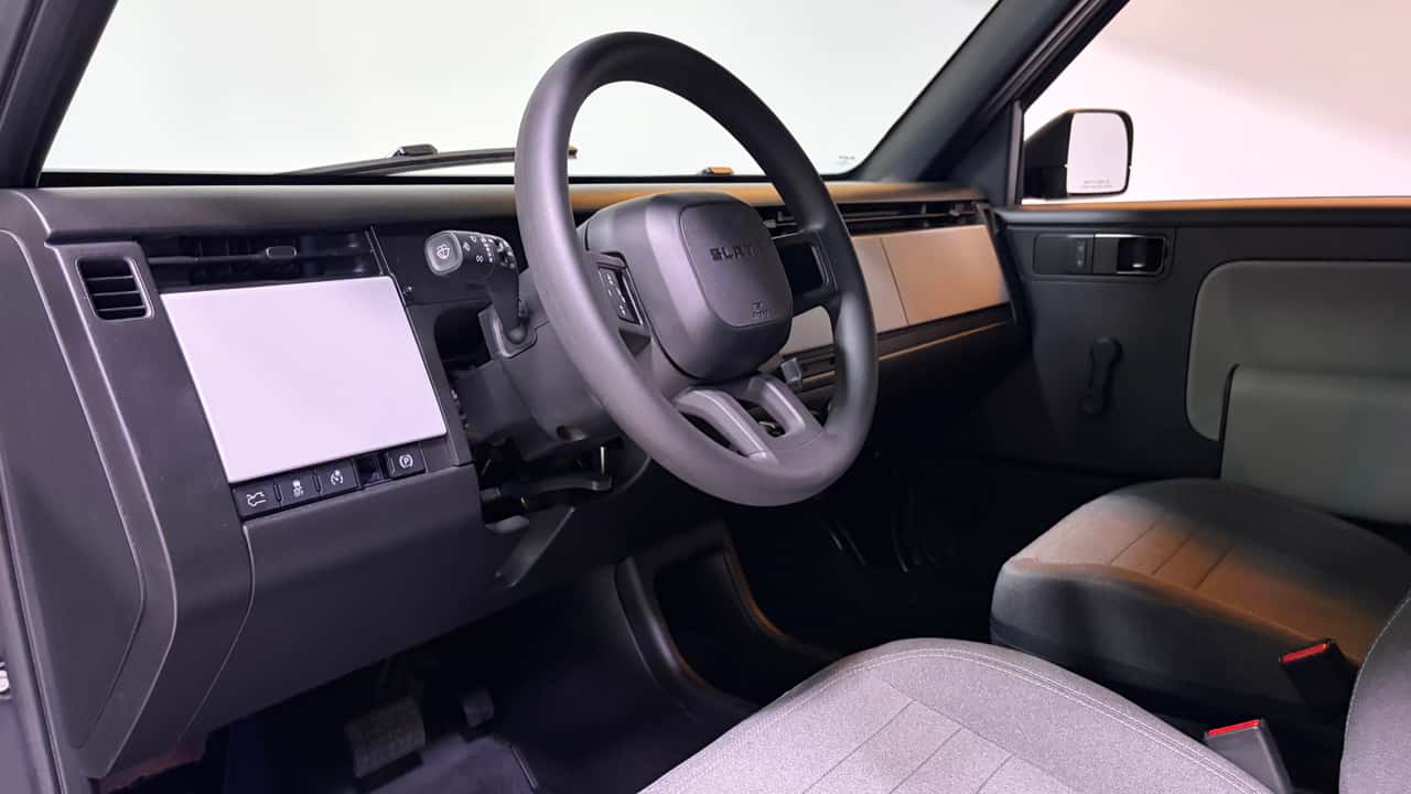 Innenrummet af Elantrisk varebil med rat og dashboard