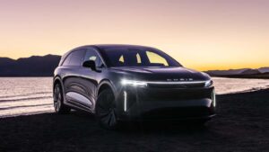 Lucid SUV ved solnedgang nær en sø