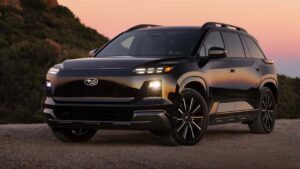 Subaru elektrisk SUV ved solnedgang