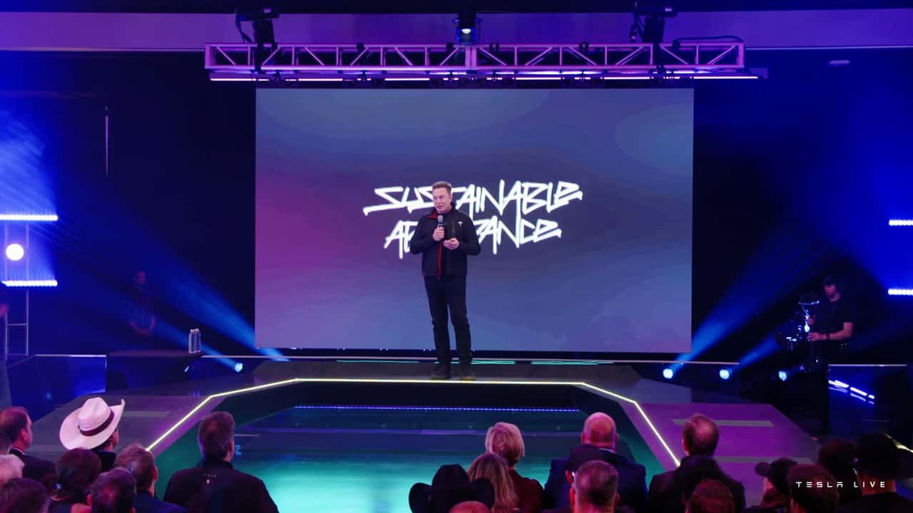 Tesla-event med præsentation på scenen