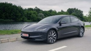 Tesla Model 3 parkeret ved søbred