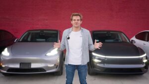 Mand foran Tesla Model 3 og elektrisk SUV mod mur